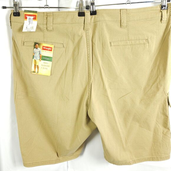 NWT Wrangler Men's 44 Beige Relaxed Fit Knee Length Tech Pocket Shorts - Picture 2 of 8
